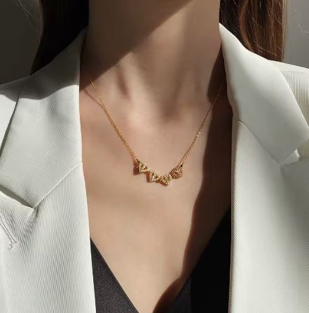 Collier Trèfle de Cœurs – L’élégance et la chance réunies